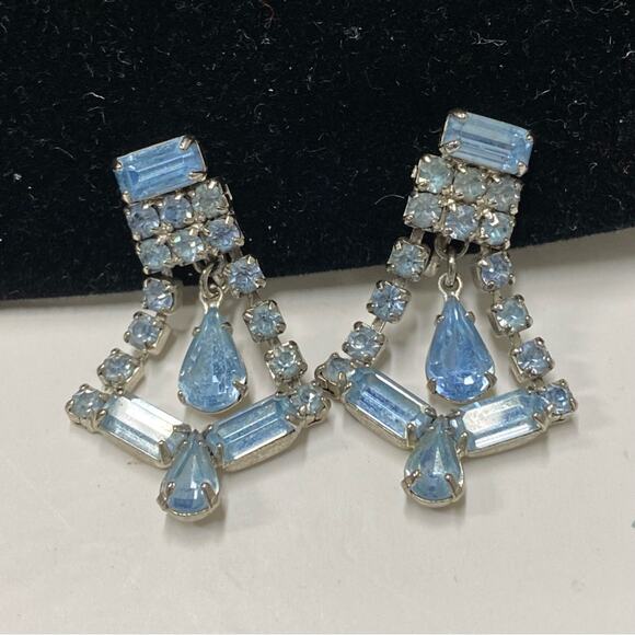 Vintage Art Deco pale Blue Crystal Screw Back Fluted Dangle Earrings - Picture 2 of 5